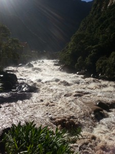 Горная речка у подножия Мачу-Пикчу